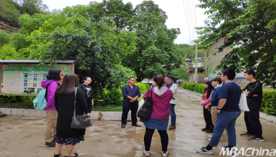 石羊镇中心小学李万红校长带领大家参观校园