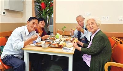 河西区，老人家食堂里四季“三餐”你我共享。 何曦 摄