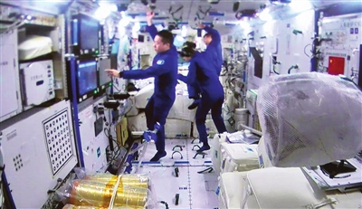 11月1日在北京航天飞行控制中心拍摄的空间站梦天实验舱与空间站组合体在轨完成交会对接。这是梦天实验舱成功对接于天和核心舱前向端口后，天和核心舱内的情况。 新华社发