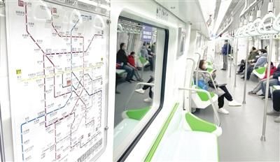 目前,我市地铁运营线路增至9条,运营车站增至181座。图为地铁4号线车厢内景。(本报资料照片)