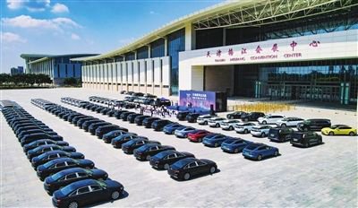 昨天，在梅江会展中心前广场举办天津夏季达沃斯论坛保障车辆交车仪式。 记者 潘立峰 摄