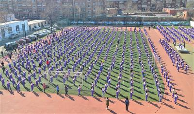 全校近1300名师生全部加入到街舞课间操的行列。