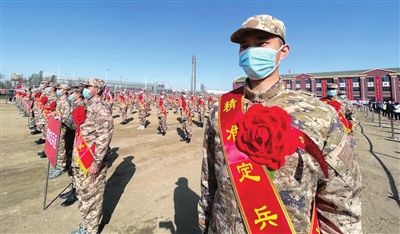 昨天上午，我市2023年上半年欢送新兵仪式在南开区民兵训练基地隆重举行。 本报记者 胡凌云 潘立峰 通讯员 靳宪彬 摄