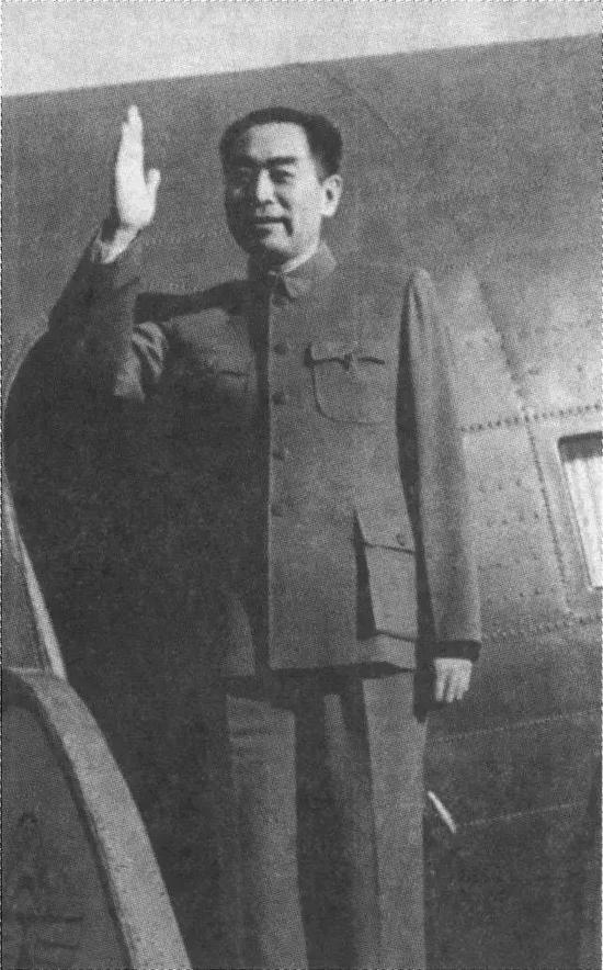 出国访问的周恩来