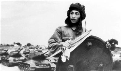 1949年10月1日,在开国大典的阅兵式上,董来扶和他的战友们驾驶着“功臣号”坦克行进在坦克方阵的最前面,接受党和人民的检阅。(资料图片)