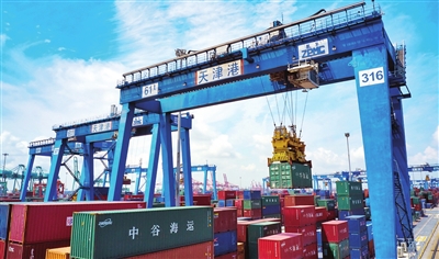 在天津港集裝箱碼頭，遠程自動化集裝箱軌道橋正進行裝卸作業。