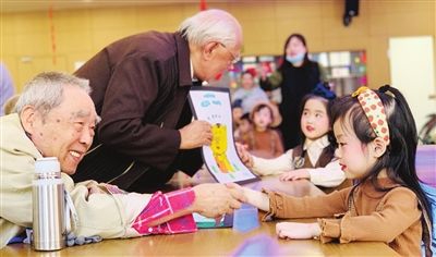 扎实做好“一老一小”工作,截至2021年底,天津市老年日间照料服务中心(站)达到1357个,近5年新增学前教育学位16万个。图为2020年12月,天津市华夏未来双育幼儿园走进富力颐安养老院开展老幼同乐庆元旦活动。