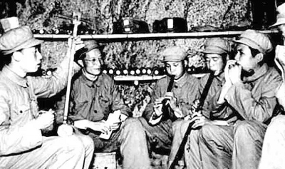 △王莘在朝鲜战场和慰问团排练《歌唱祖国》(左二为王莘)
