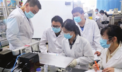 位于滨海新区的国际生物医药联合研究院内，研究人员在攻关。 记者 王涛 摄