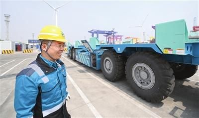 在天津港北疆港区C段智能化集装箱码头，工人参观“水平运输机器人”（2022年4月29日摄）。 新华社记者 李然 摄