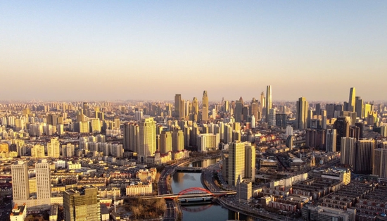 ↑黄昏时段的天津市中心城区海河一景。