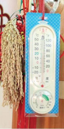翟先生家客厅,墙上温度计显示室温 只有16℃。
