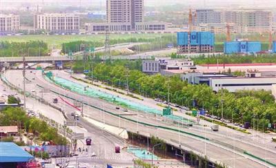 中铁十四局津沧高速改扩建工程今年已完工通车，改扩建后不仅提高了行车舒适性，同时也带动了滨海高新区产业发展。