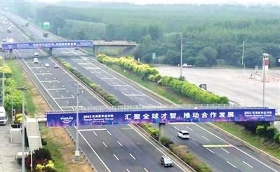 图为京沪高速。 记者 张磊 通讯员 李翔 摄