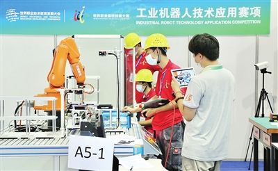 工业机器人技术应用赛项在天津机电职业技术学院开赛。记者 谷岳 摄