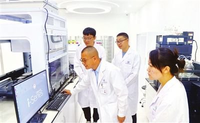 李正院长(中)在指导团队做实验。