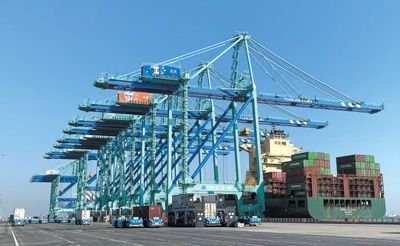 在天津港北疆港区“智慧零碳”码头岸桥下装卸货物的ART车队。李四航摄