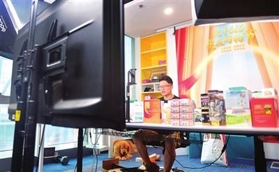 位于滨海新区的抖音直播生态产业园内,主播直播带货。本报记者 胡凌云 摄