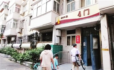 和平区养和里社区以乐器图案设计楼门牌，通过美化创意区分不同楼门，降低老人走失的风险。这是和平区适老化改造、建设文明楼门的措施之一。 记者 齐向颖 摄