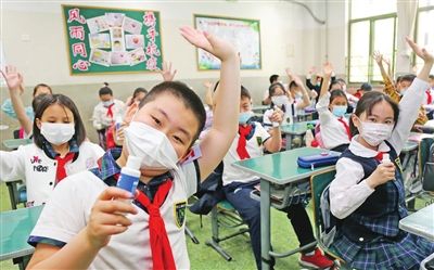 昨日，河西区平山道小学的学生们在上课前先做防疫洗手操。 本报记者 谷岳 摄