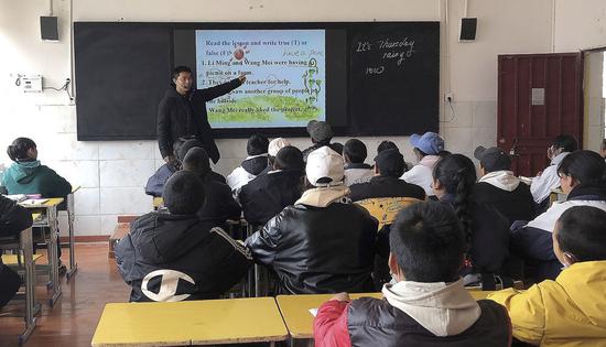 ↑陈洪顺在给学生上课（2020年4月30日摄）。新华社发