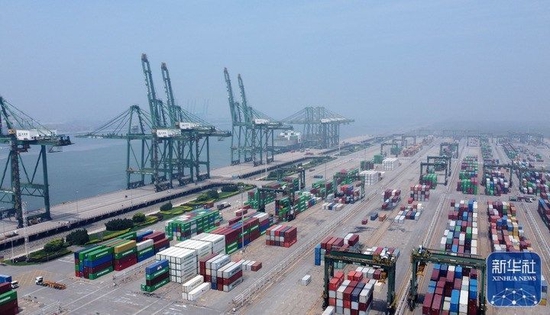 ↑这是7月14日拍摄的天津港太平洋国际集装箱码头（无人机照片）。新华社记者 赵子硕 摄