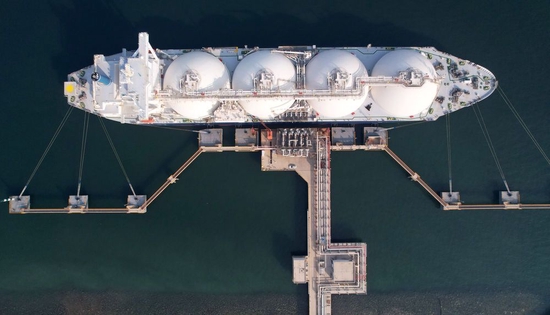 ↑10月21日，一艘液化天然气运输船靠泊在中国石化天津LNG接收站“1号泊位”进行卸船作业（无人机照片）。