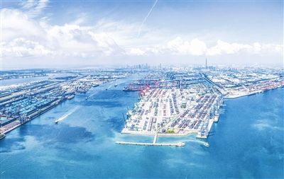全力建设世界一流智慧港口、绿色港口，目前天津港同世界180多个国家和地区的500多个港口有贸易往来，2021年10月，全球首个“智慧零碳”码头在天津港投产运营。图为天津港。