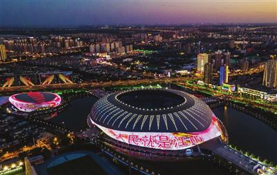 昨天,为庆祝中国共产党成立100周年,我市以“点亮津城 共庆华诞”为主题的联动灯光秀在奥体中心等点位同步开启