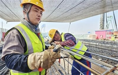 昨日，在中国一冶北京协和医学院天津医院生活附属区项目部，钢筋作业班组人员错峰作业。 记者 张磊 摄