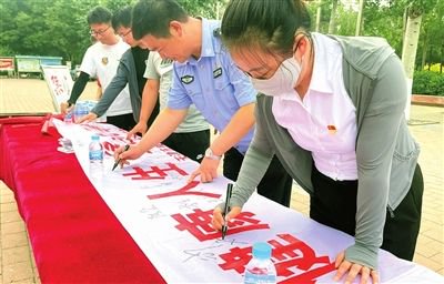 板桥戒毒所禁毒宣传队深入滨海新区小王庄镇开展禁毒戒毒宣传。