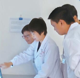 蒋红波和康复科大夫在医办室就心衰病人会诊。