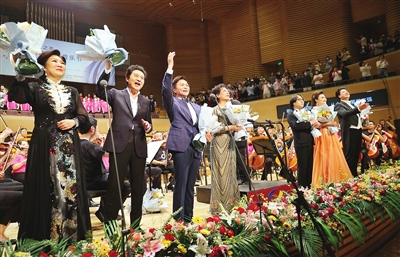 昨日，首届天津音乐节开幕式在天津大剧院举行。 记者 姚文生 摄