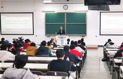 10月29日,南开大学讲席教授、南开大学政治经济学研究中心主任逄锦聚带来课程首讲,158名选课同学和数十位旁听生线上线下参加学习。 通讯员 荆克迪 记者 姜宝成 摄