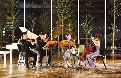 天津茱莉亚学院架起了一座沟通中外文化的音乐之桥，成为促进中外人文交流的新平台。图为2022年7月，天津茱莉亚学院举办“市民乐享”户外音乐会。