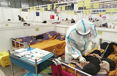 “五一”国际劳动节，我市援沪医疗队继续坚守在上海新国际博览中心方舱医院。