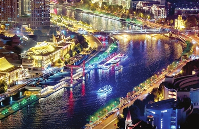夜幕降临后，海河两岸灯光璀璨。