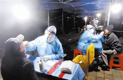 昨日一早，医务人员为河西区天湾园社区居民进行核酸检测。