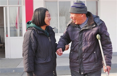杨秋静（左）和杨永广老人交谈。
