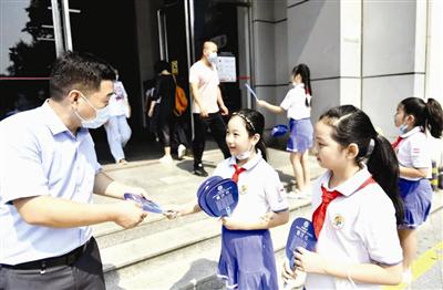 鞍山道小学 地铁站旁宣传“厉行节约、反对浪费”