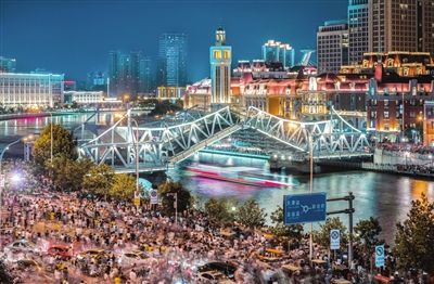 聚焦“消费”核心,打造特色商贸载体和地标性商圈。图为2017年7月,天津市海河解放桥开启。