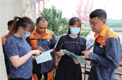 市人社局党员干部深入天津港码头现场宣讲我市居住证积分政策。