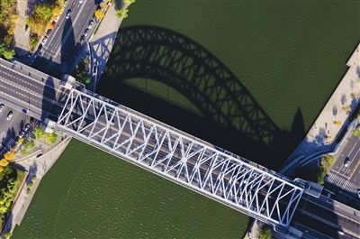 国泰桥，复刻悉尼港湾大桥建筑形式，桥身与桥影相映成趣。