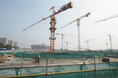 国家速滑馆建设现场。今年9月“冰丝带”将“拔地而起”。图片来源:新京报 摄影/新京报记者 吴江