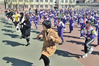 三位校长和老师们一起领舞,点燃了孩子们的运动热情。