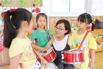韩迪正在和孩子们交流