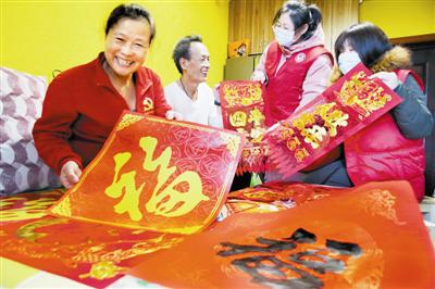 昨天，北辰区荣翠园社区工作人员为留津过年的外来务工人员送去了福字、吊钱和津味年俗食品，让他们过个“津味儿年”。