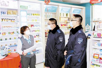 河东区市场监管局执法人员检查零售药店。 