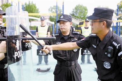 图为郭志龙（前排右二）在训练场上培训辅警