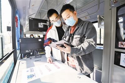 工作人员进行设备调试,随时了解车辆情况。